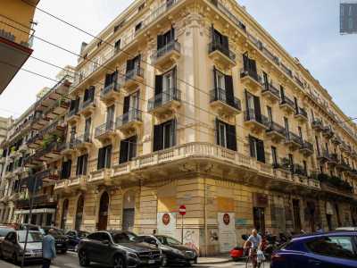 Continuando su via Bozzi, dopo circa 80 metri, ci troviamo su via Matteo Renato Imbriani dominata, per un intero isolato, dalla raffinata facciata ocra e grigia di Palazzo De Giglio, progettato come residenza privata dal cavalier Francesco De Giglio nel 1912 